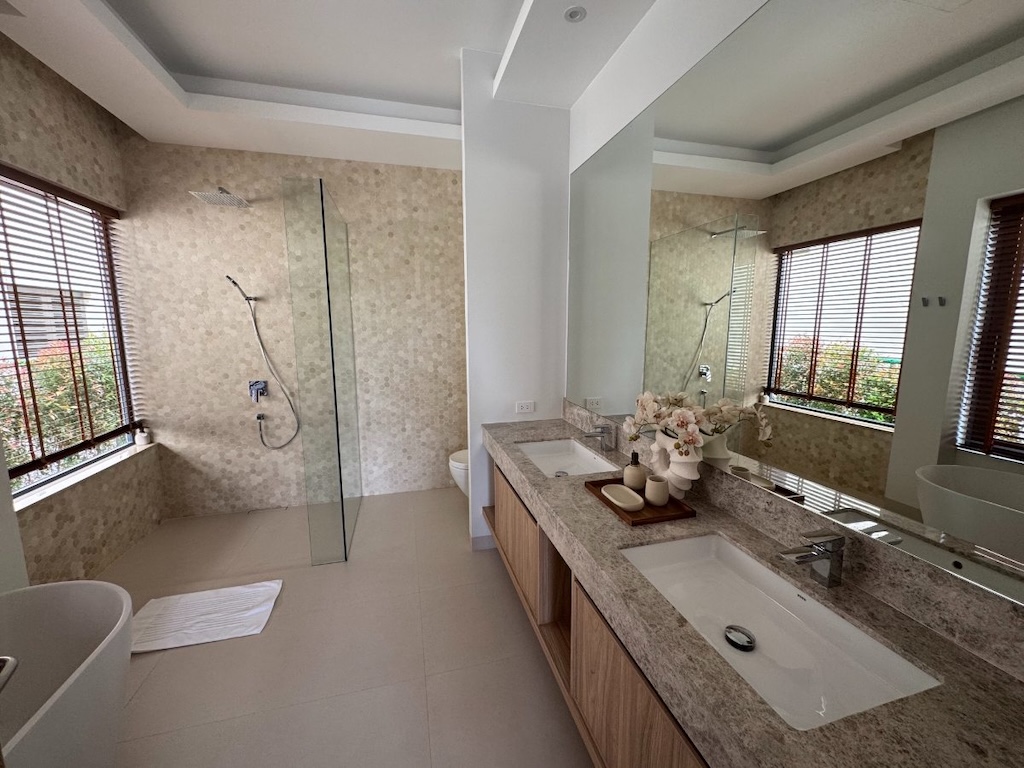 Mandarin Villa Bathroom