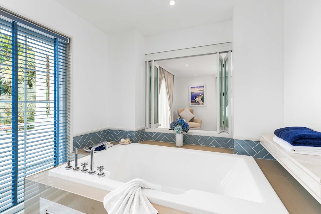 Phang Nga Beachfront Villa Bathroom