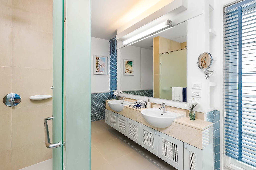 Phang Nga Beachfront Villa bathroom