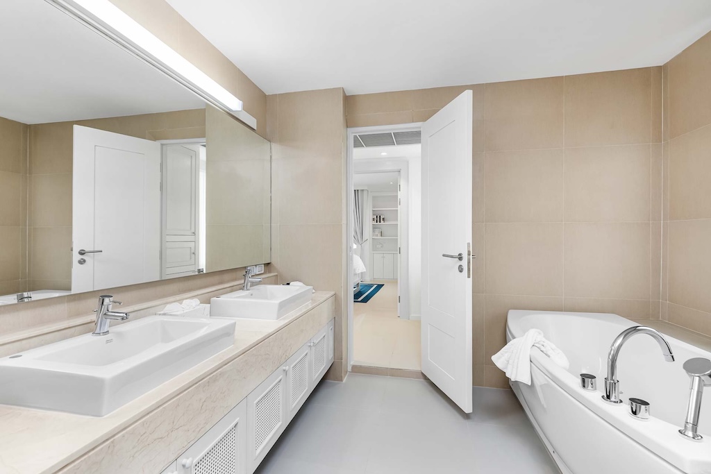 Phang Nga Beachfront Villa Bathroom
