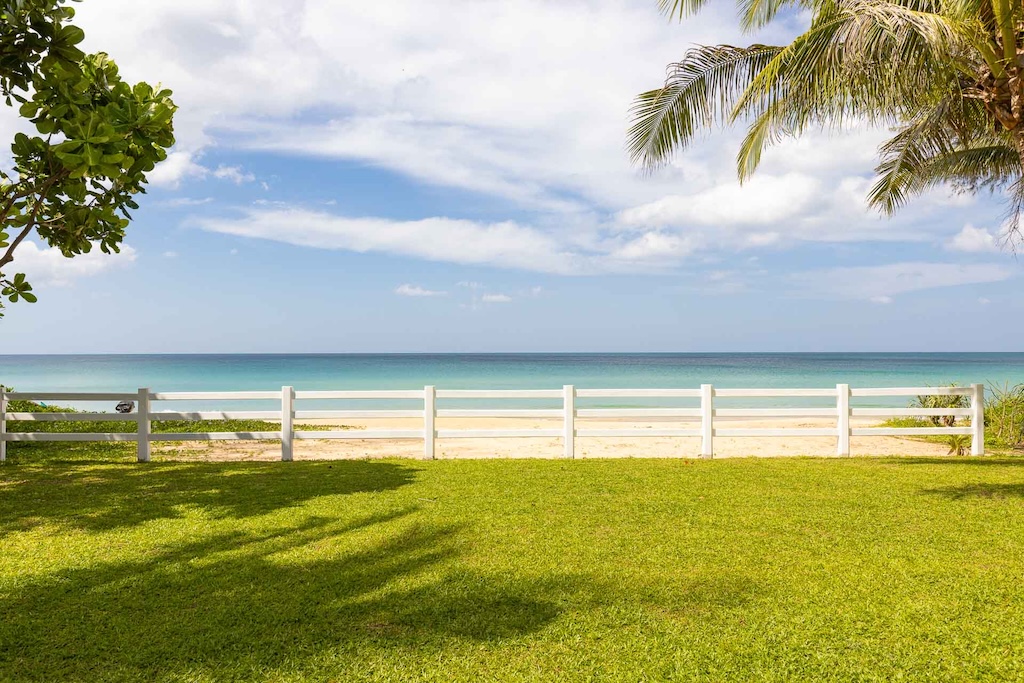 Phang Nga Beachfront Villa Lawn