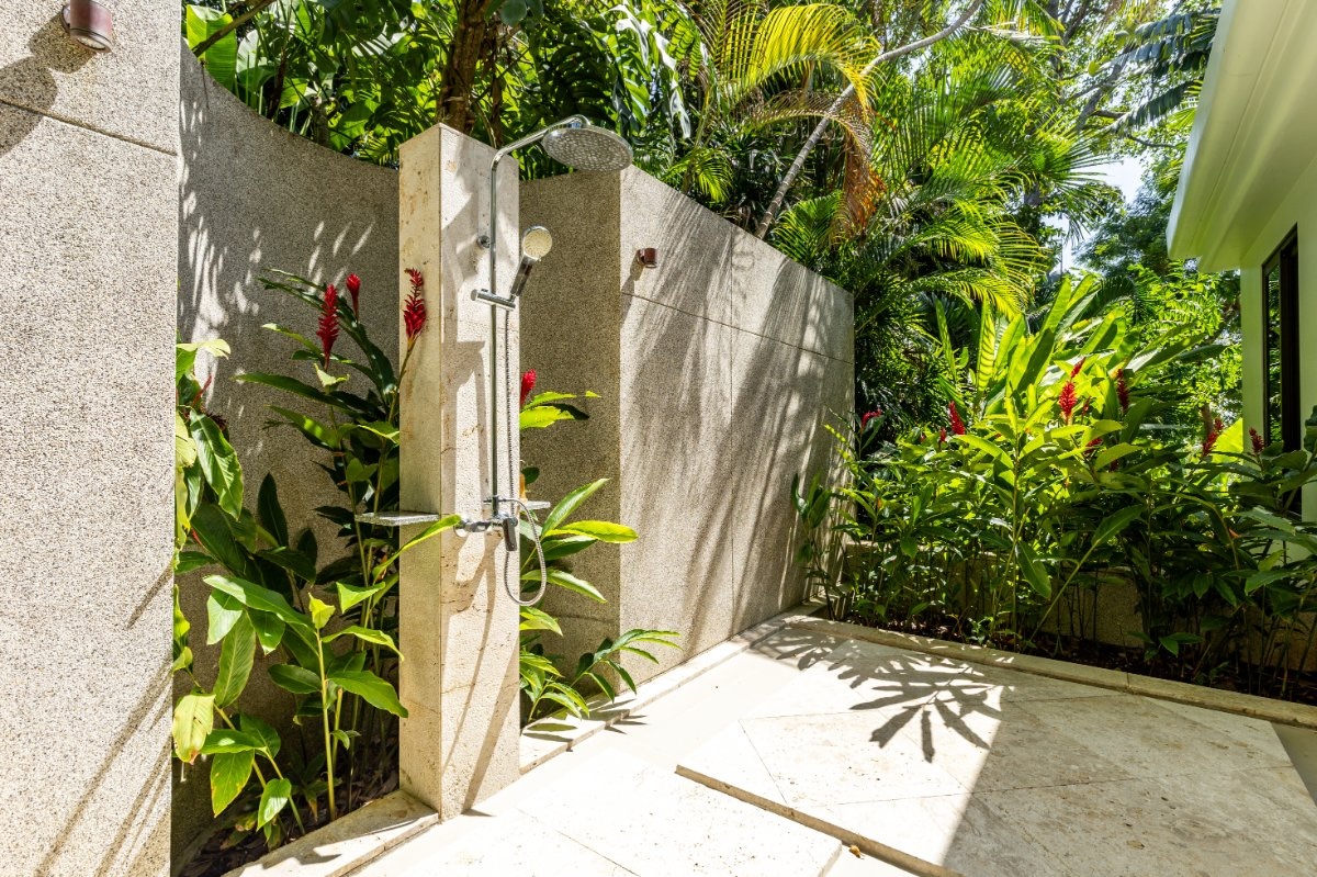 Signature Resort Villa 9 Phuekt Outdoor Shower