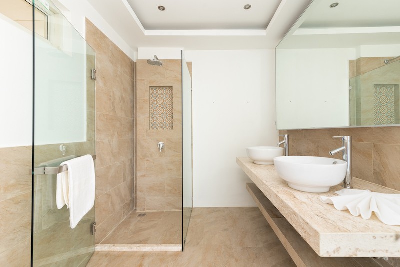 Azur Apartment Shower