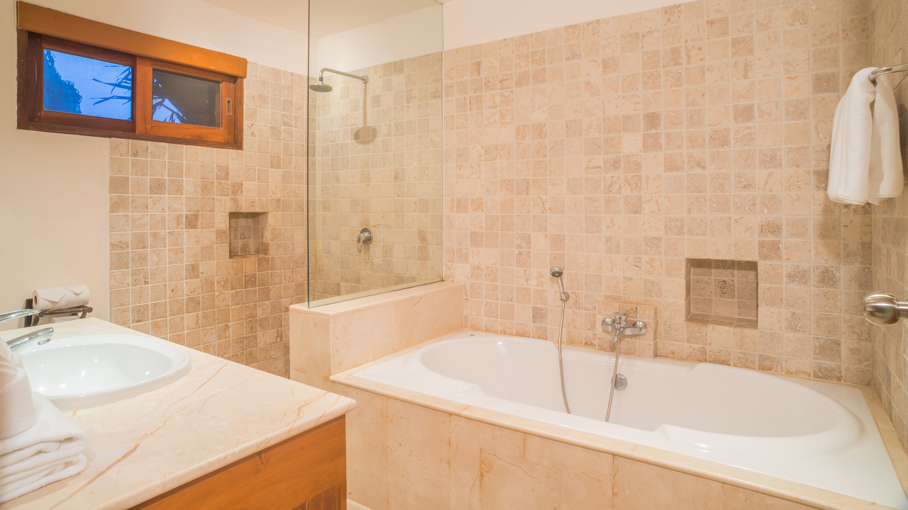 Baan Leelavadee Master Bathroom
