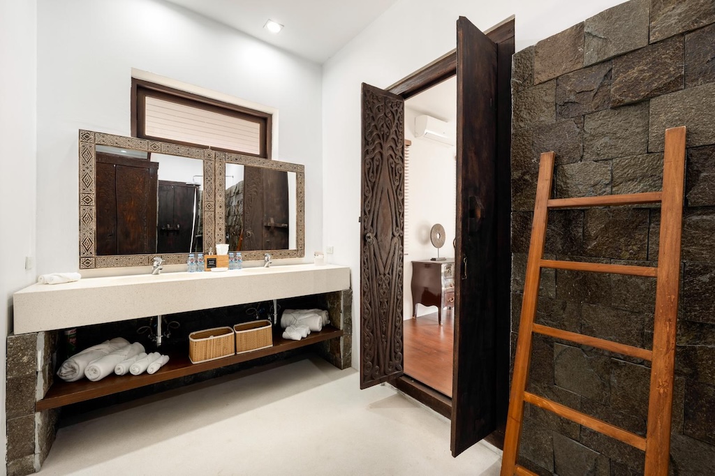 Chaweng Noi Bali Style Villa Bathroom