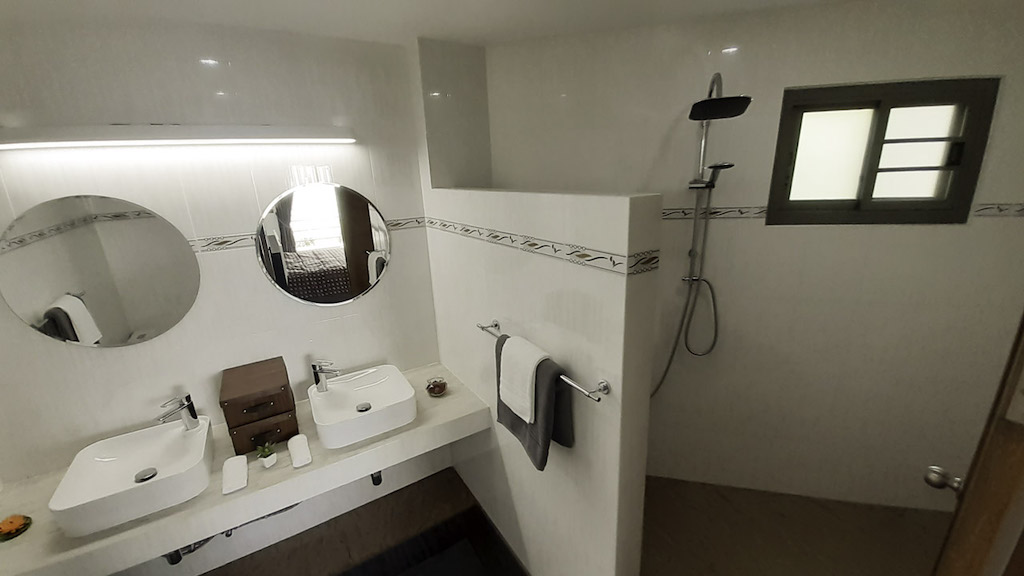 Chaweng Noi Sunrise Villa Shower
