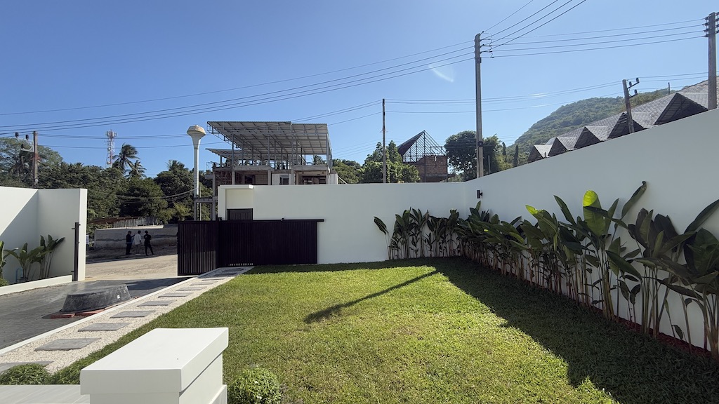 House For Sale In Maenam Koh Samui Lawn