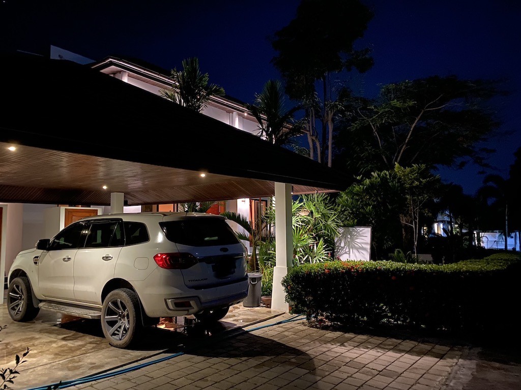 Ko Samui Maenam Villa Parking Night