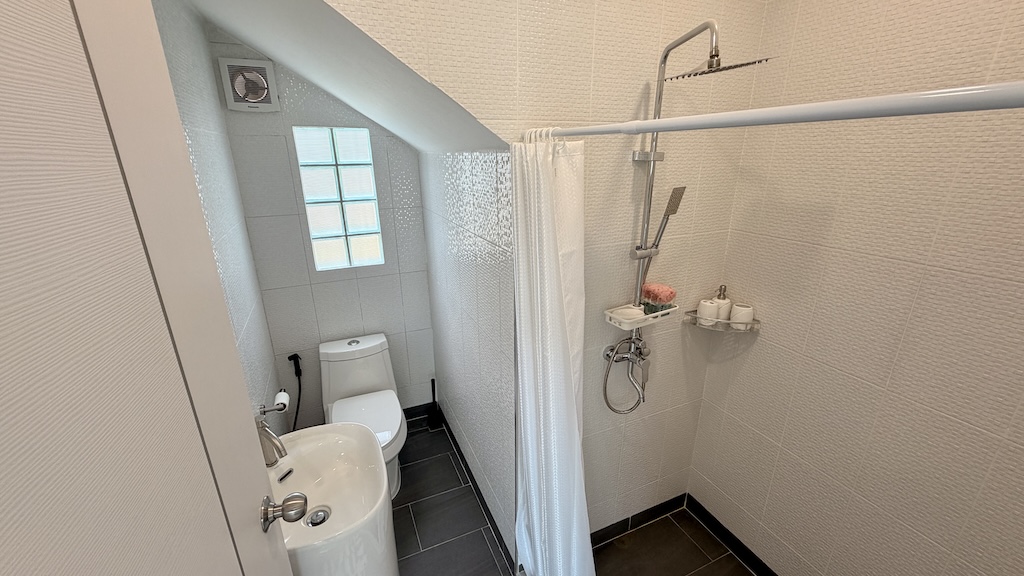 Koh Samui 5 Bedroom Property Guest Bathroom