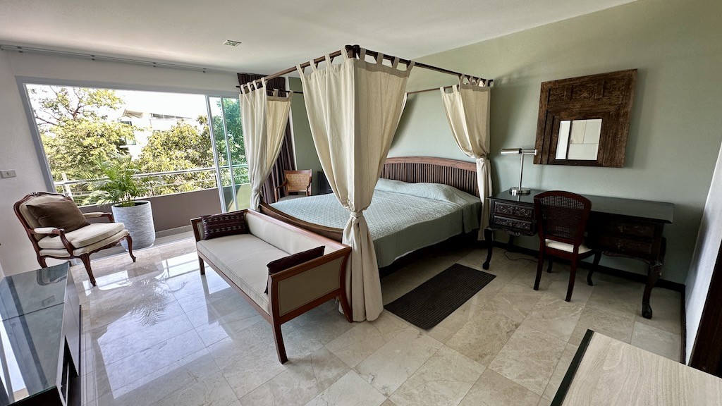 Koh Samui Apartment Building King Bed