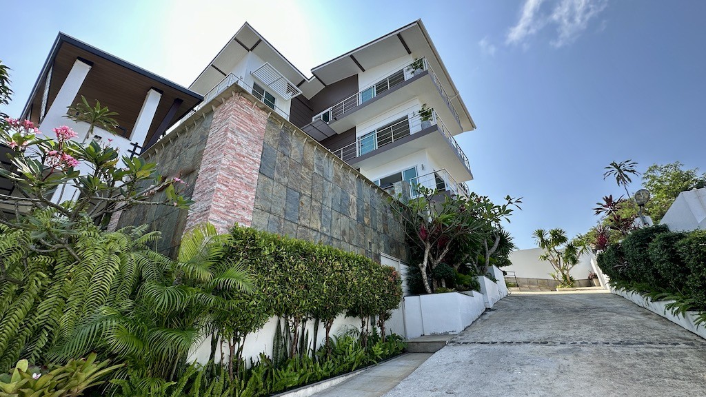 Koh Samui Apartment Building Driveway