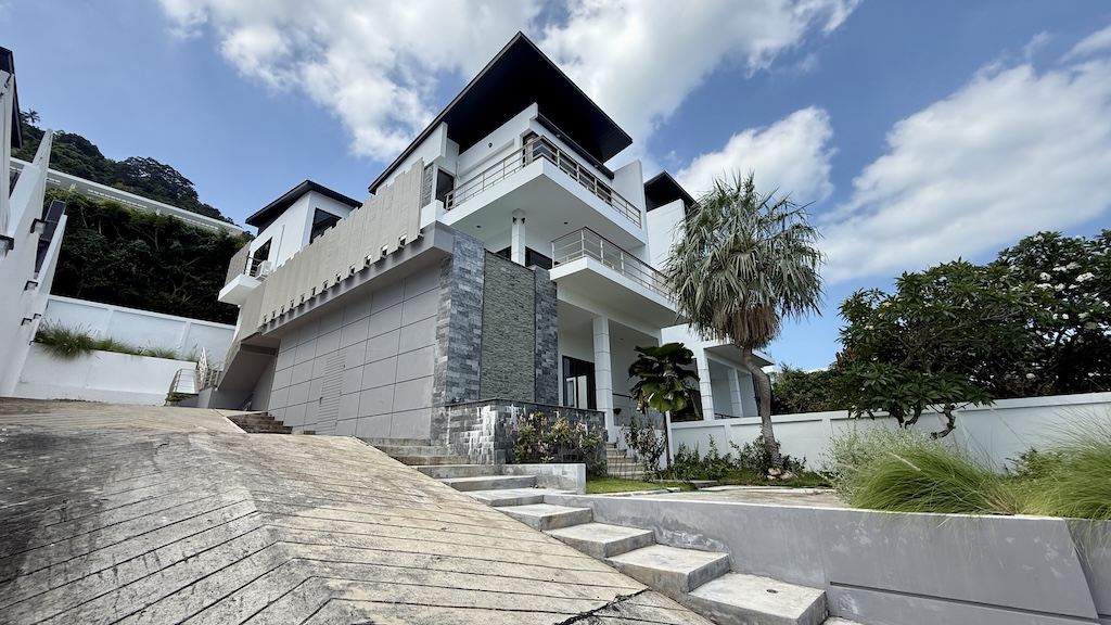 Koh Samui Bang Po House For Sale Driveway