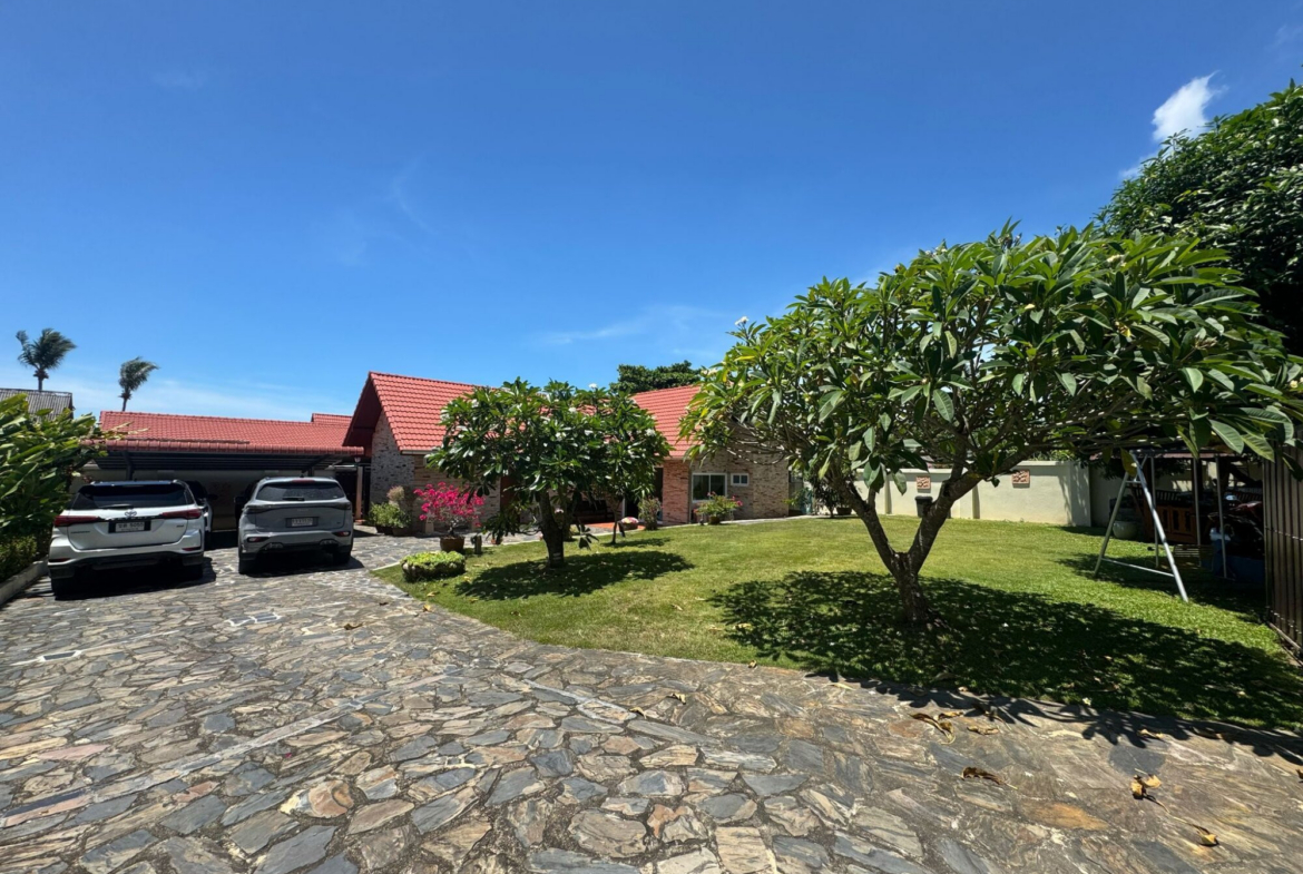 Koh Samui BEach Villa For Sale Driveway