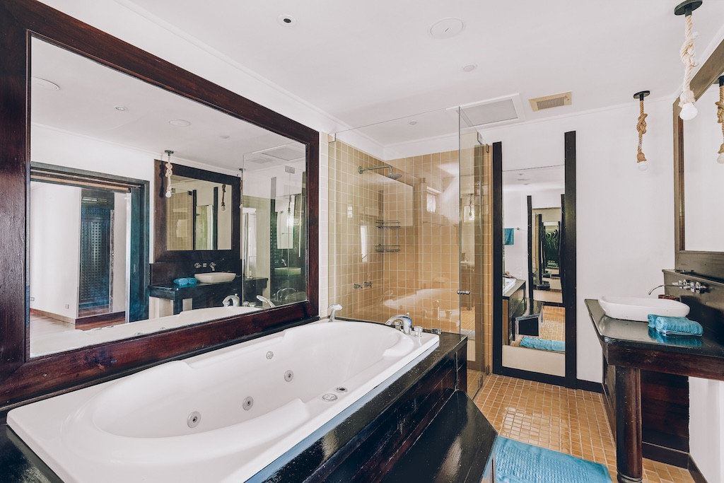 Koh Samui Beachside Villa Bathroom