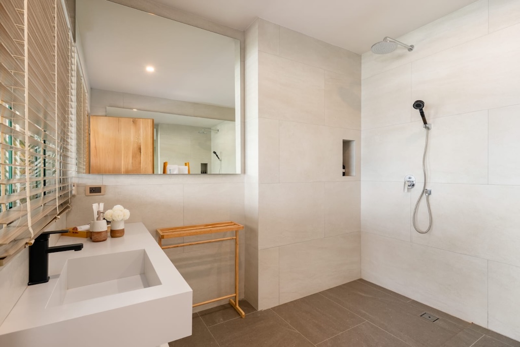 Koh Samui Property Beside Chaweng Noi Beach Bathroom