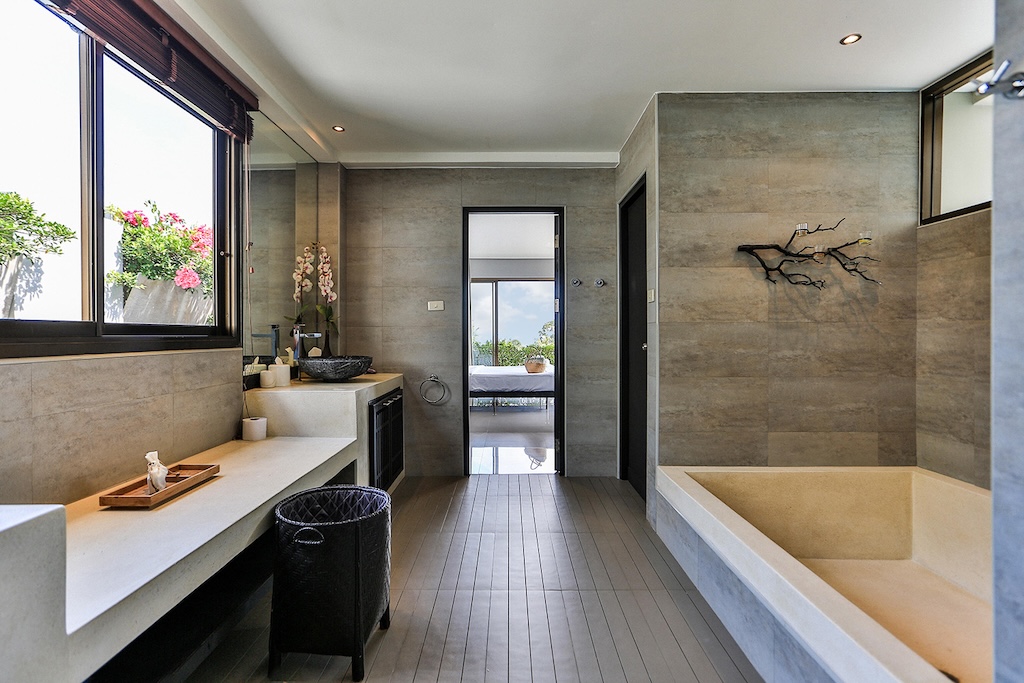 Lamai 4-Bed Pool Villa For Sale Master Bathroom