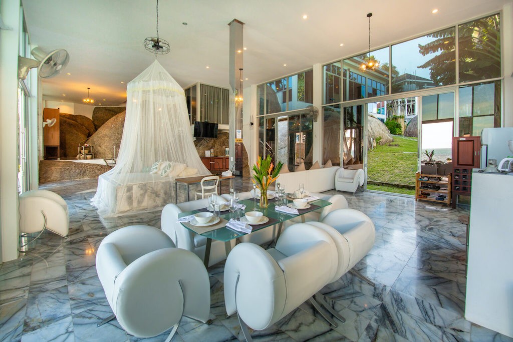 Lamai Beachfront Resort & Land Dining Table