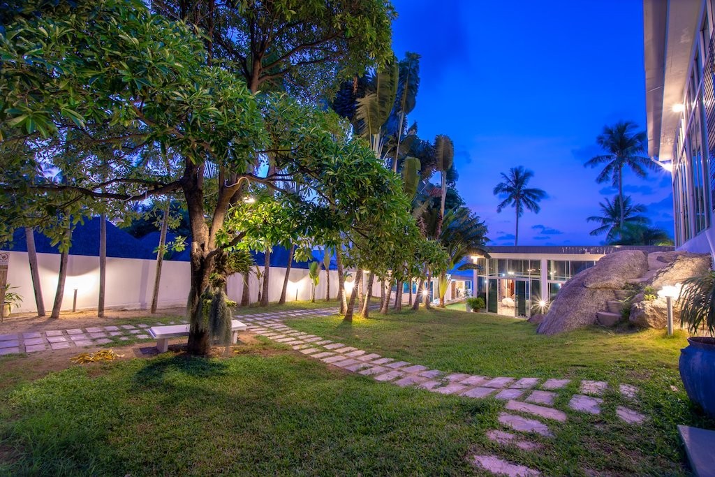 Lamai Beachfront Resort & Land Landscaped Garden