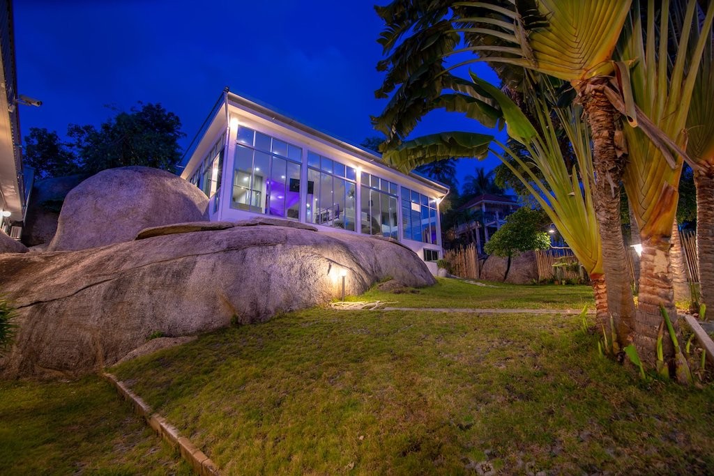 Lamai Beachfront Resort & Land Night