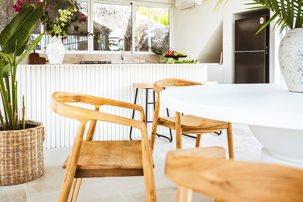 Lamai Modern Sea View Villa Table And Chairs