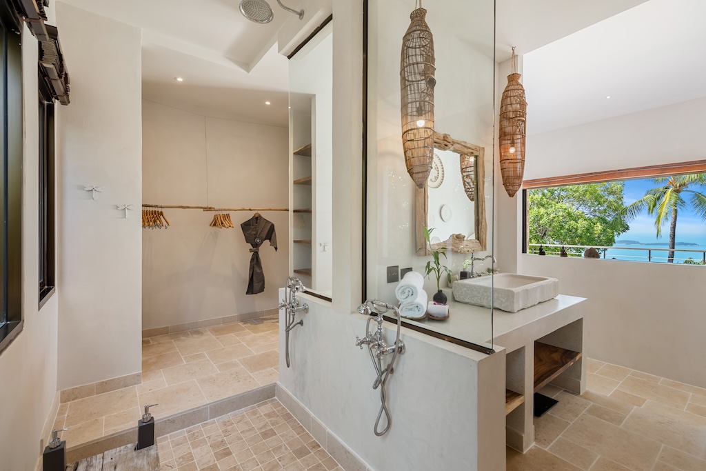 Luxury Koh Samui property In Chaweng Noi Bathroom
