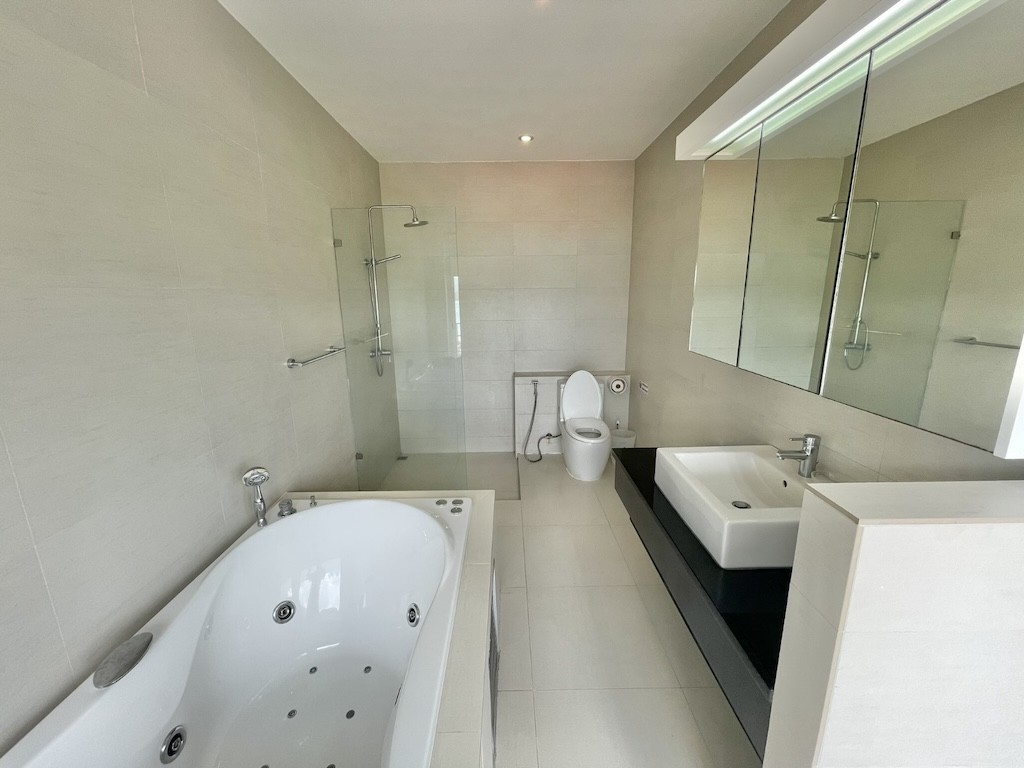 Luxury Sea View Apartment Bathroom