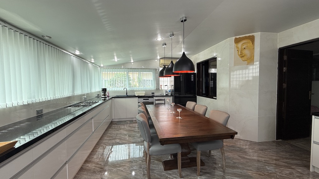Maenam 2-Bedroom Property Dining