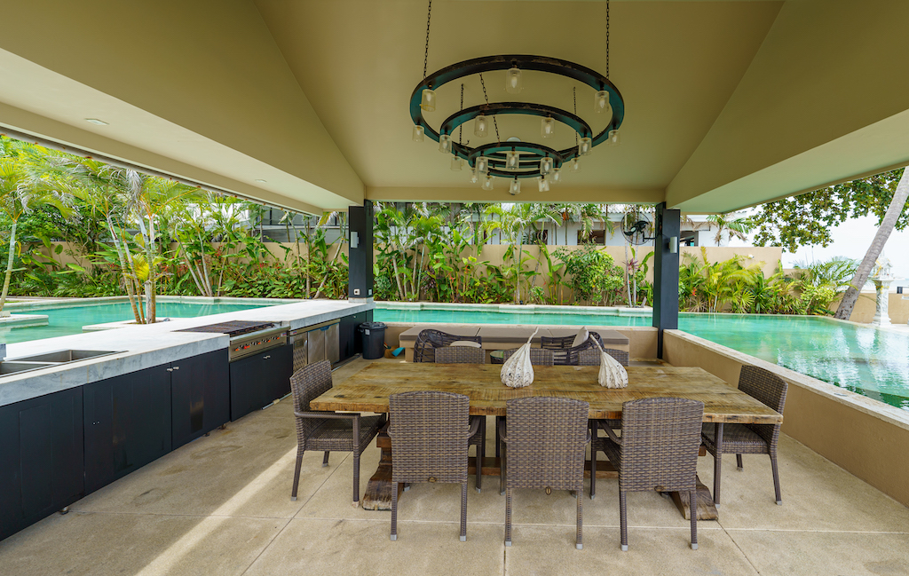 Samui Beach VillaSala Dining