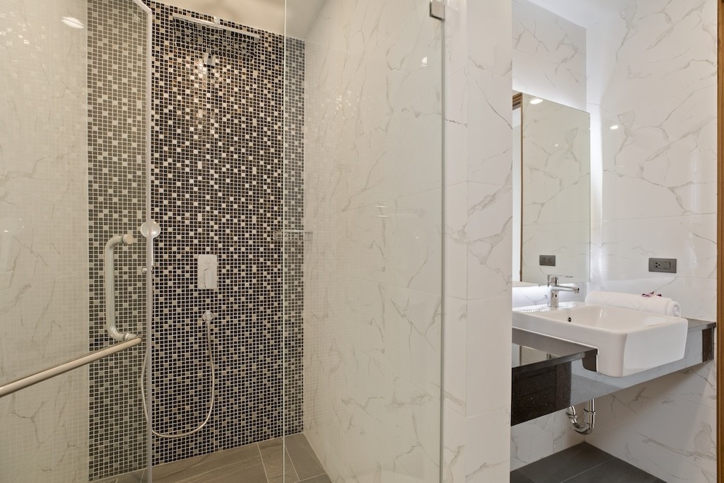 Santi Peak Villas Samui Shower