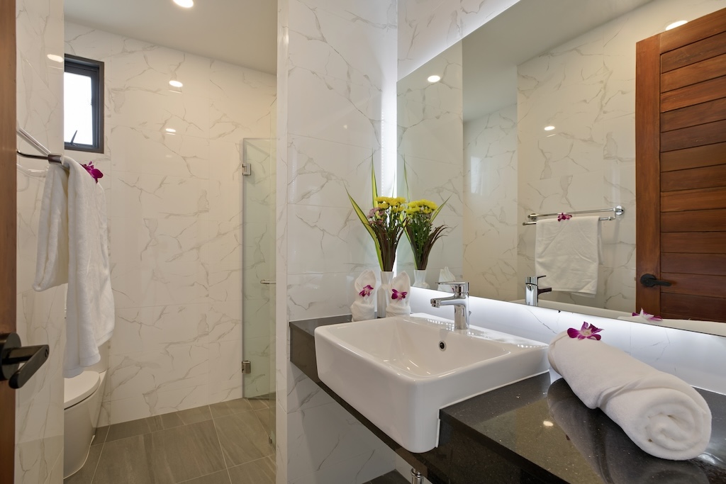 Santi Peak Villas Samui Bathroom