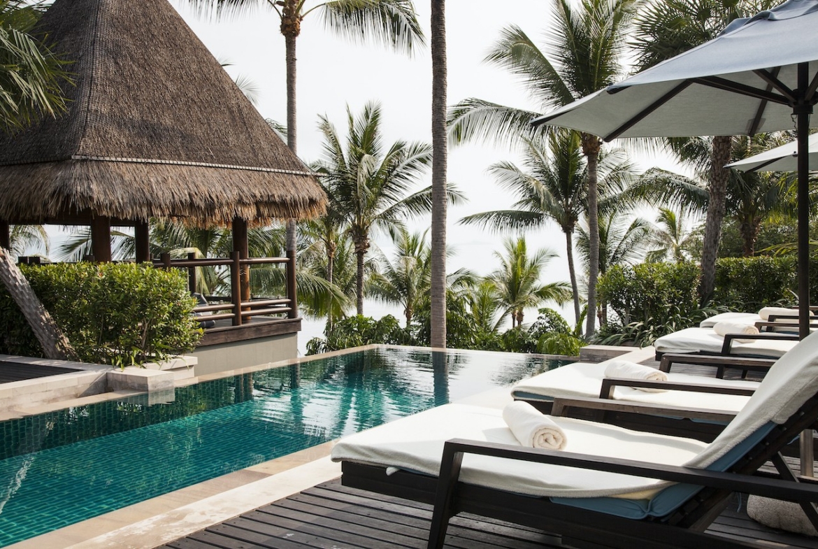 The Estates Four Seasons Sun Loungers