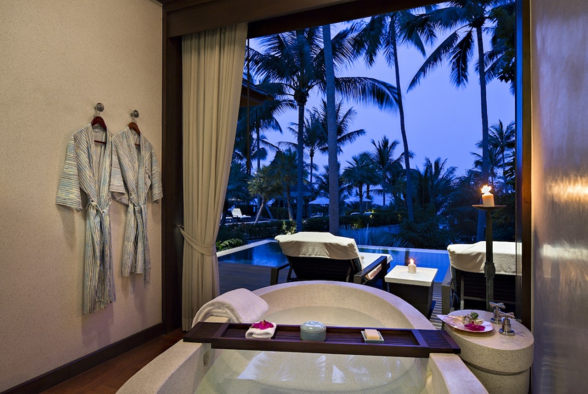 The Estates Four Seasons Bathtub