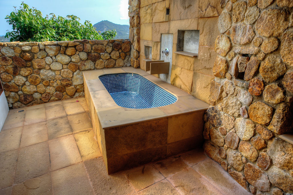 Bathtub