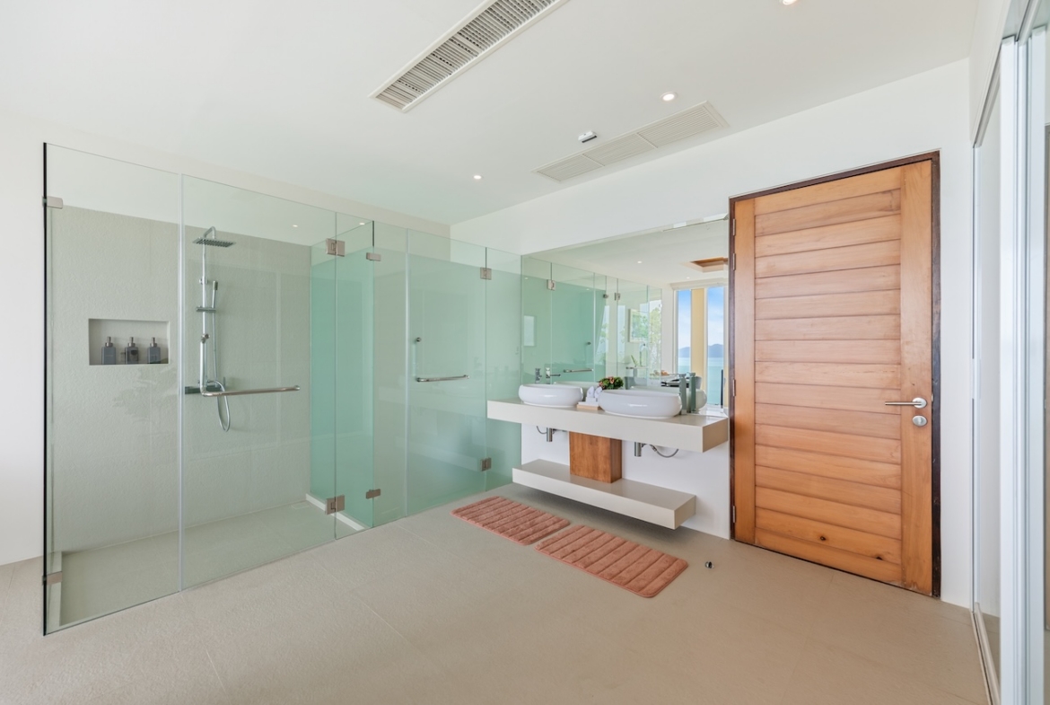 Villa Capo Bathroom