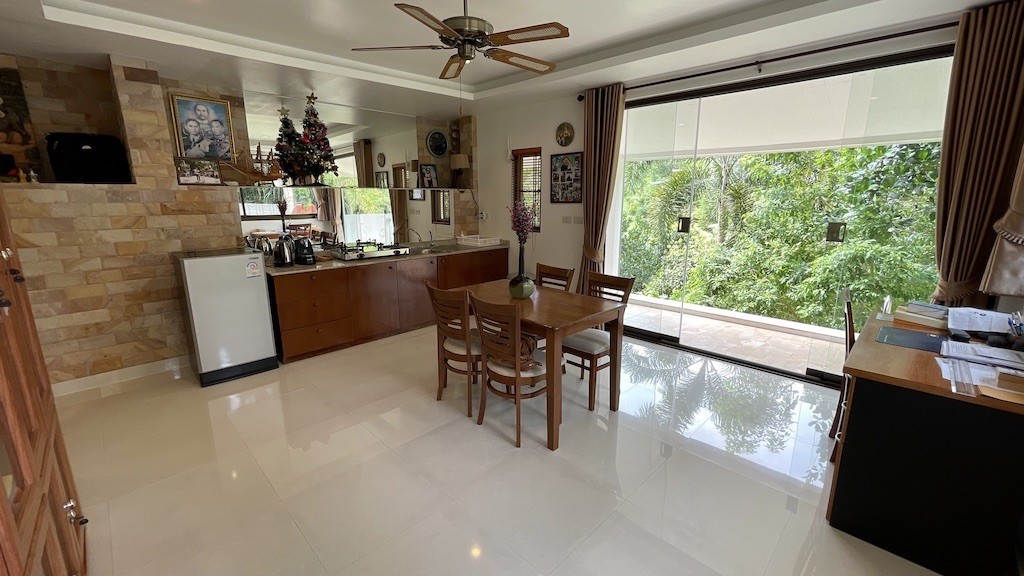 Kitchen Lounge 2