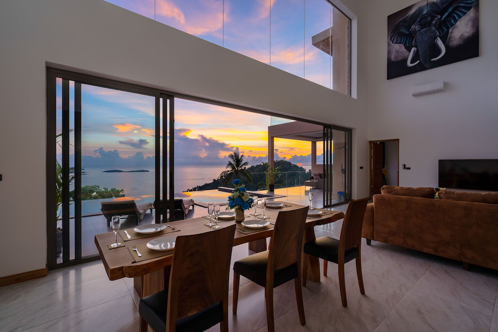 Villa Majesta Dining Table