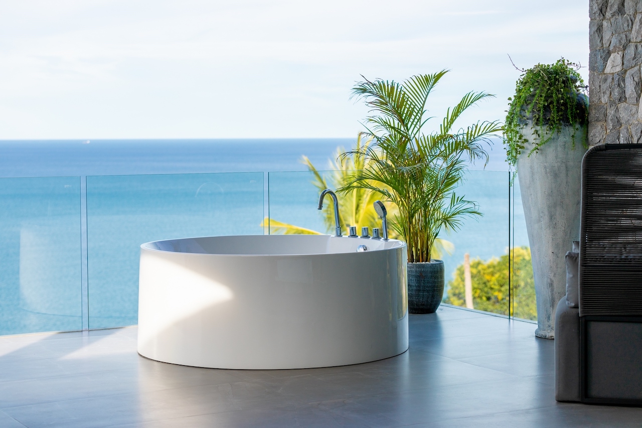Villa Moonstar Bedroom Bathtub