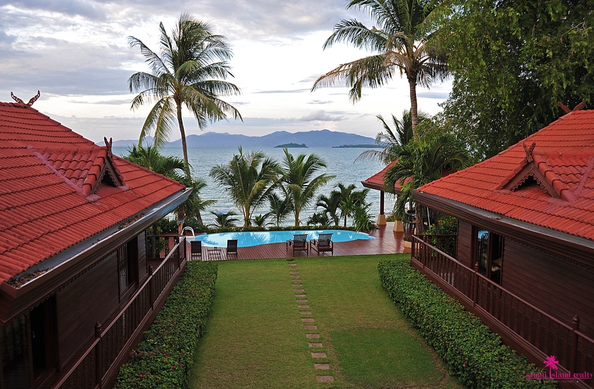 Villa Sur La Mer Grass Lawn