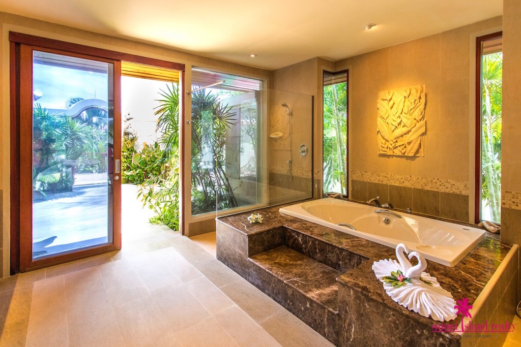 Villa Udorn Thara For Sale Koh Samui Bathtub