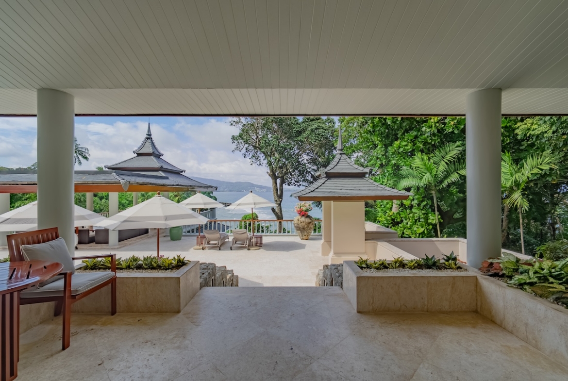 Signature Resort Villa 12 Covered Terrace
