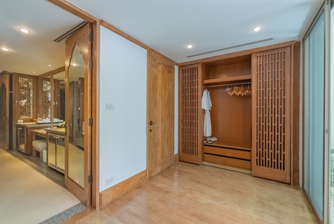 Signature Resort Villa 12 Wardrobe