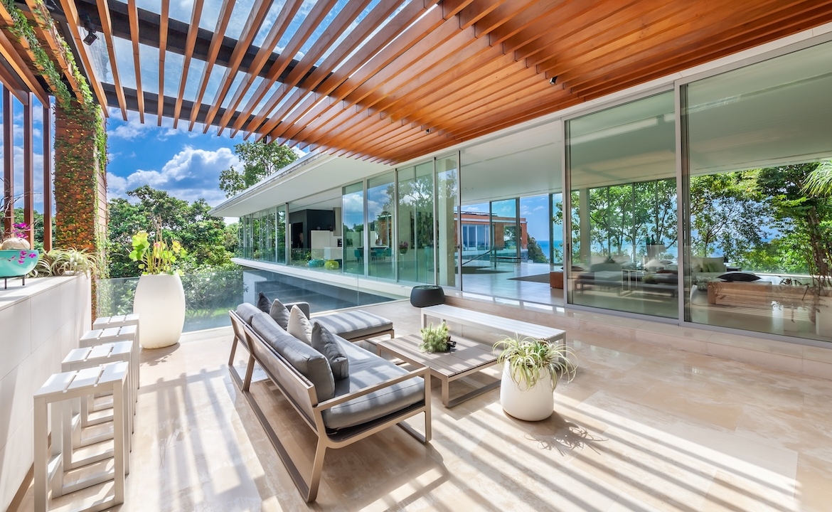 Villa Mayavee Covered Seatomg