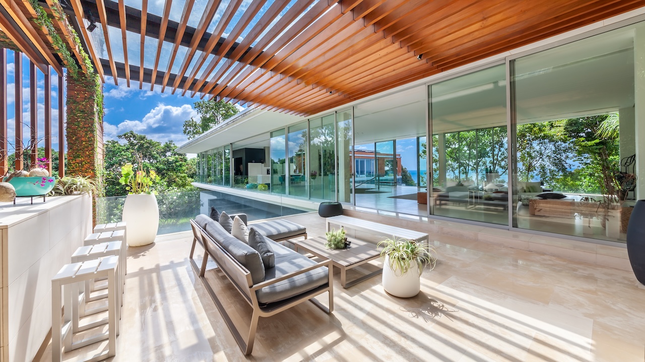Villa Mayavee Covered Seatomg